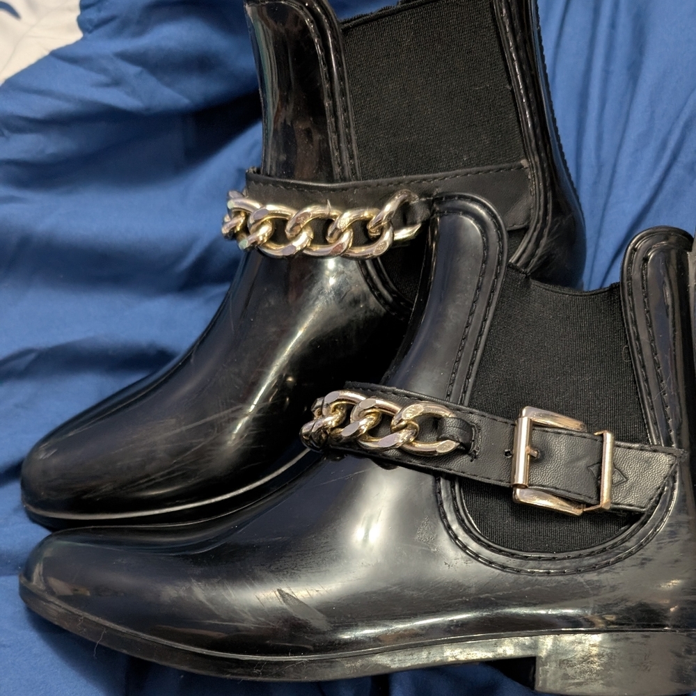 Call It Spring Black Ankle Rain ๐ง๏ธ โ Boots with Chain Detail Size 8 - Picture 5 of 11